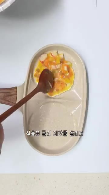 팬에 식용유를 두르고 중약불에서 계란물을 한국자씩 올려 부칩니다. — 남은 김밥 재료 활용 계란전 레시피
