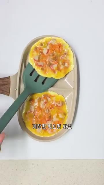 계란이 다 익으면 뒤집어서 다른 면도 익혀줍니다. 케첩이나 간장과… — 남은 김밥 재료 활용 계란전 레시피