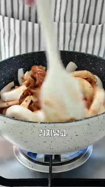 김치를 넣고 볶아줍니다. — 쌀쌀한 날씨엔 자작하고 얼큰한 김치돈가스나베