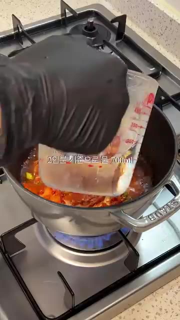 물 700ml를 붓고 끓여줍니다. — 생생우동으로 만드는 투다리 김치우동