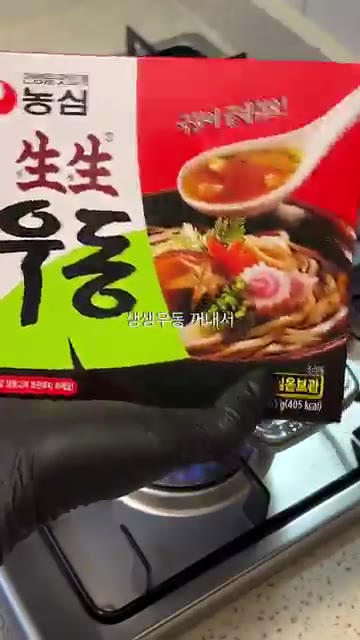 생생우동 액상스프 1.5개를 넣고 섞어줍니다. — 생생우동으로 만드는 투다리 김치우동