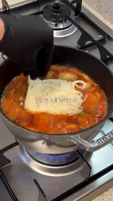 우동면 2개와 어묵꼬치를 넣고 익혀줍니다. — 생생우동으로 만드는 투다리 김치우동