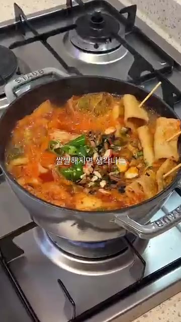 청양고추를 넣으면 쌀쌀해질 때 생각나는 투다리 김치우동이 완성됩니다. — 생생우동으로 만드는 투다리 김치우동