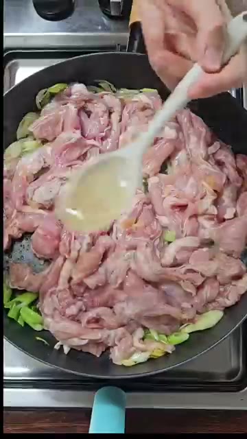 닭목살의 핏물을 제거하고 다진 마늘과 후추를 넣어 조물조물 버무립니다. — 닭목살 양념볶음: 후회없는 레시피