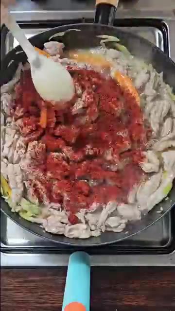 달궈진 팬에 기름을 두르고 파를 넣어 파기름을 낸 후 닭목살과 맛술… — 닭목살 양념볶음: 후회없는 레시피