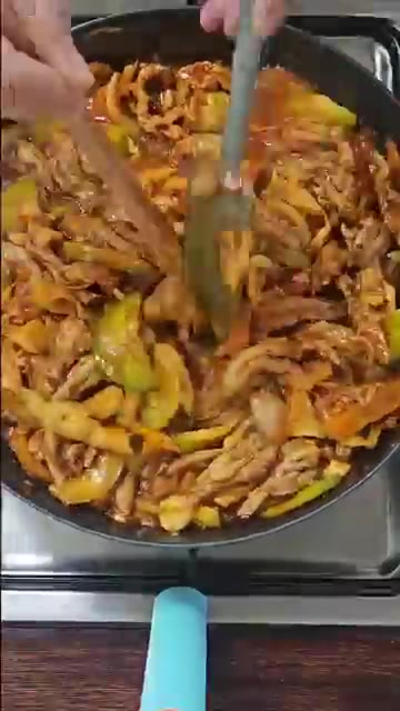 토치로 불맛을 내줍니다 (생략 가능). — 닭목살 양념볶음: 후회없는 레시피