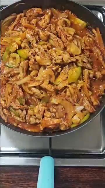 마지막으로 파, 깨, 참기름을 뿌려 완성합니다. — 닭목살 양념볶음: 후회없는 레시피
