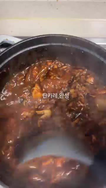 카레가 완성되면 밥 위에 올린다. — 여름 집밥: 토마토 무수분 카레