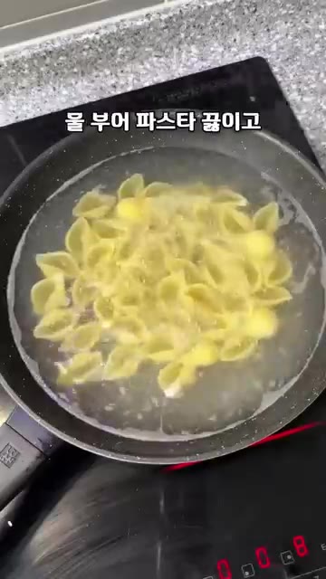 구운 팬 그대로 물을 붓고 파스타면을 삶아줍니다. — 크림 파스타 만들기 (아이와 어른 모두 즐길 수 있는 한 끼 두 식단)
