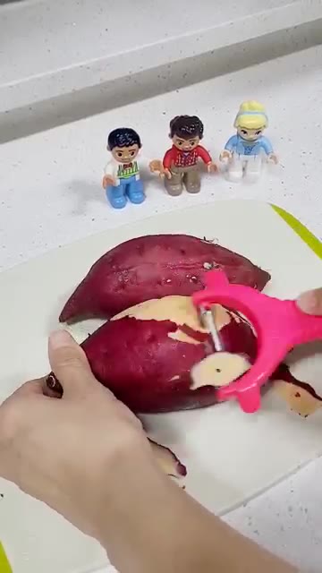 고구마 2개를 껍질을 벗기고 먹기 좋은 크기로 썰어줍니다. — 설탕 없이 튀기지 않고 만드는 다이어트 고구마 맛탕