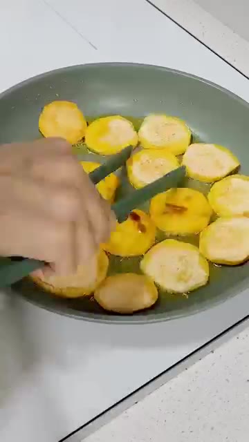 고구마가 잘 익으면 알룰로스를 1스푼 정도 두르고 불을 끕니다. — 설탕 없이 튀기지 않고 만드는 다이어트 고구마 맛탕