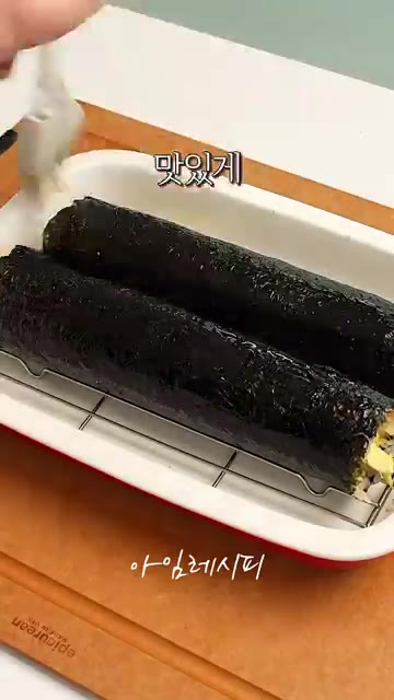 김밥 겉면에 참기름을 살짝 바르고 통깨를 뿌려주면 완성입니다. — 햄, 단무지 없이도 맛있는 건강 김밥