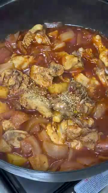 마지막으로 깨를 뿌려 마무리합니다. 맛있는 닭볶음탕 레시피입니다. — 불닭볶음탕면으로 만든 닭볶음탕 레시피