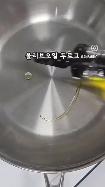 아이가 먹기 좋은 크기로 당근을 깍둑썰어 준비합니다. 팬에 올리브… — 한입 쏙쏙 달콤한 영양간식! 당근맛탕