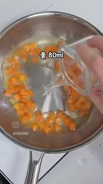 썰어둔 당근을 넣고 볶습니다. — 한입 쏙쏙 달콤한 영양간식! 당근맛탕