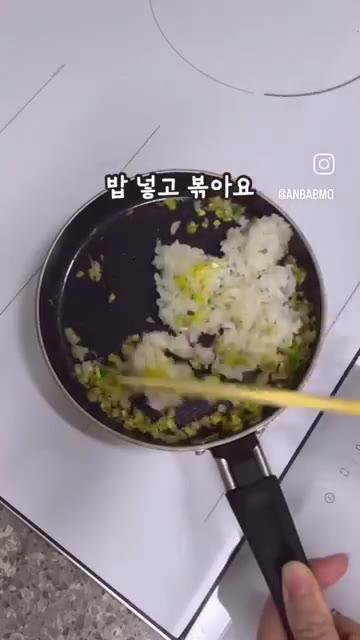 밥새우 1t를 넣고 함께 볶는다. — 10분 컷! 고소짭짤 감칠맛 밥새우버터간장밥
