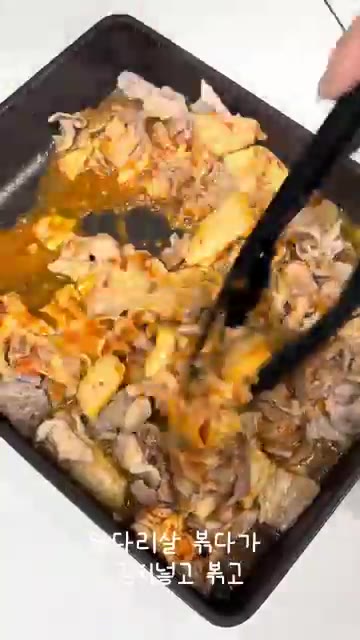팬에 기름을 두르고 돼지고기 앞다리살을 구운 뒤 맛술을 넣는다. — 김치제육 도시락 만들기
