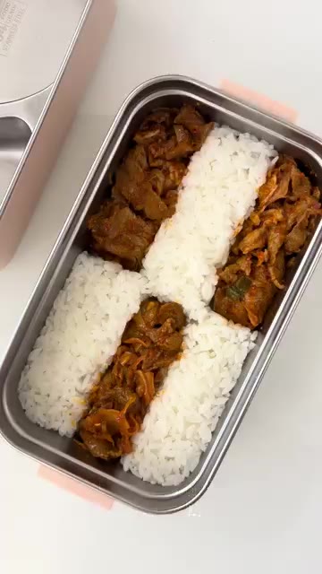 김치를 넣고 볶다가 고추장, 다진 마늘, 설탕, 고춧가루, 간장,… — 김치제육 도시락 만들기