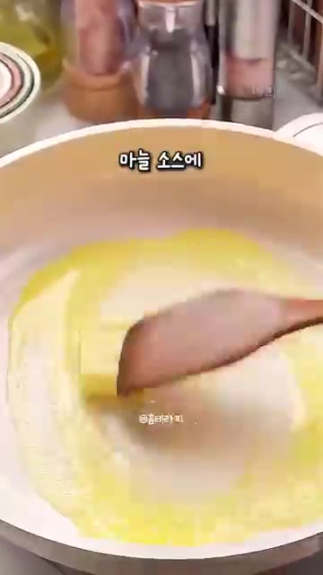 쫀득한 떡을 준비합니다. — 배달앱 삭제시키는 마성의 단짠 치킨떡강정! 허니버터 마늘 소스 비법