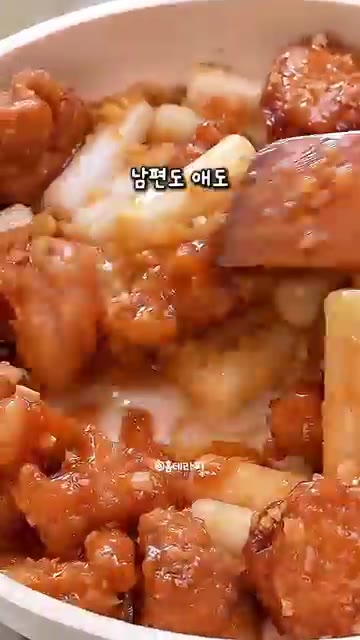 팬에 버터를 녹이고 다진 마늘을 넣어 볶습니다. — 배달앱 삭제시키는 마성의 단짠 치킨떡강정! 허니버터 마늘 소스 비법