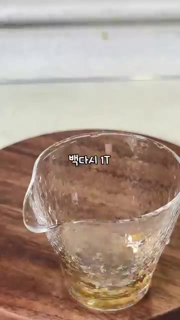 볼에 썰어둔 아보카도, 삶은 계란, 새우를 담아줍니다. — 13kg 감량 다이어터의 매주 먹는 아보카도 새우 샐러드