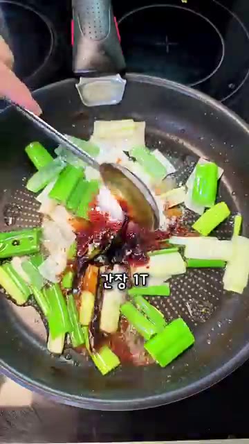 고춧가루, 미림, 진간장, 굴소스, 고추장, 설탕, 다진 마늘을 넣… — 정호영 셰프 오징어볶음 레시피