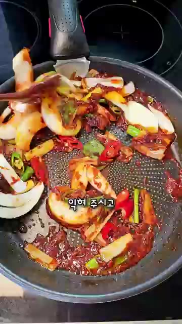 양파와 청양고추를 넣고 함께 볶아준다. — 정호영 셰프 오징어볶음 레시피