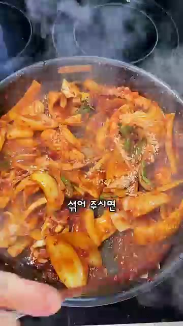 마지막으로 통깨를 뿌려 마무리한다. — 정호영 셰프 오징어볶음 레시피