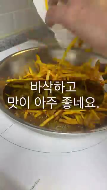 다른 팬에 설탕을 넣고 중식 빠스 기술을 적용하여 녹여줍니다. — 이모나리 고구마 캔디에 중식 빠스 기술을 접목시켜봤습니다.