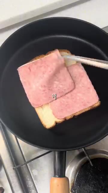 식빵 한 면에 버터와 설탕을 넉넉히 바른다. — 햄치즈 토스트 만들기