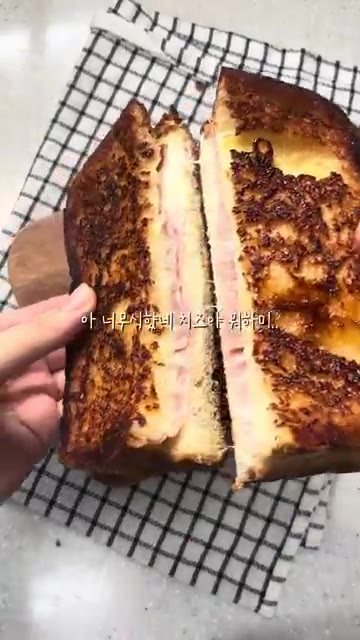 다시 슬라이스 치즈를 올리고 다른 식빵으로 덮는다. — 햄치즈 토스트 만들기