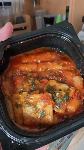 곤약떡볶이 포장을 열고 전자레인지 용기에 담는다. — 곤약떡볶이로 즐기는 건강한 식단