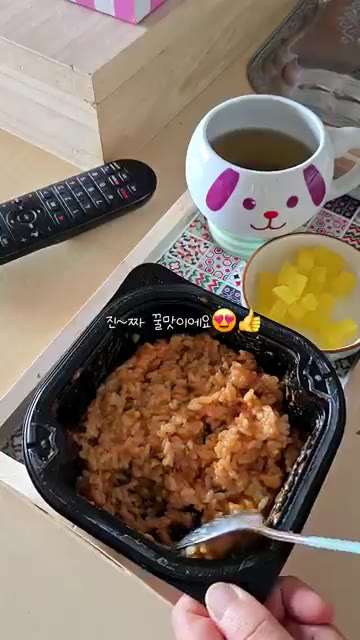 남은 양념에 밥을 넣어 비벼 먹는다. — 곤약떡볶이로 즐기는 건강한 식단