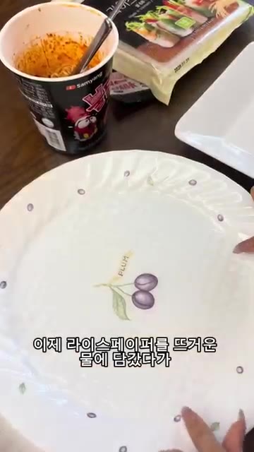 소스와 면을 잘 비벼주세요. — 불닭월남쌈 요리를 만들어보아요!☺️