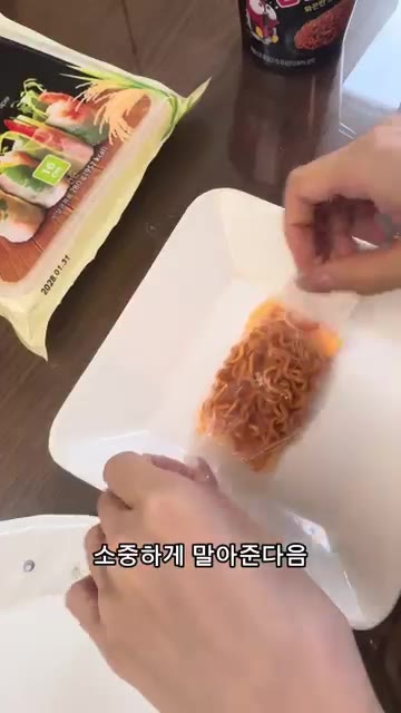 치즈를 추가하면 더욱 맛있어집니다! 치즈를 올려서 소중하게 말아주세요. — 불닭월남쌈 요리를 만들어보아요!☺️