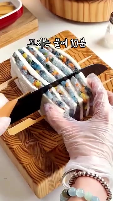 물에 10분간 불린 대나무 꼬치를 옆으로 꽂아 고정한 후, 꼬치 사… — 새우 새송이 꼬치: 단면이 예술!