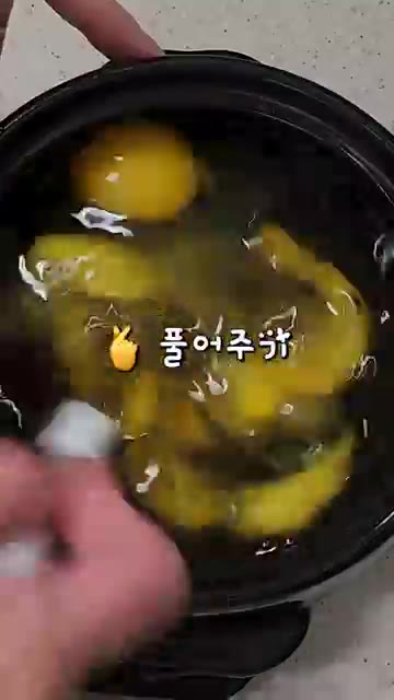 그릇에 계란 3개를 깨뜨려 넣고 맛술, 쯔유, 참치액을 넣어 풀어줍니다. — 계란 3개로 6분이면 완성! 초간단 전자레인지 계란찜