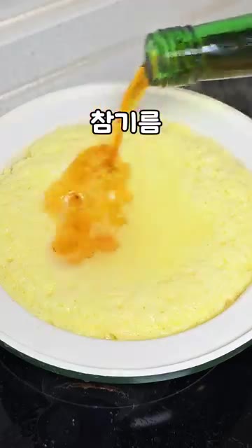 뚜껑을 덮고 약불에서 10분간 익혀줍니다. — 차예련 계란찜 레시피