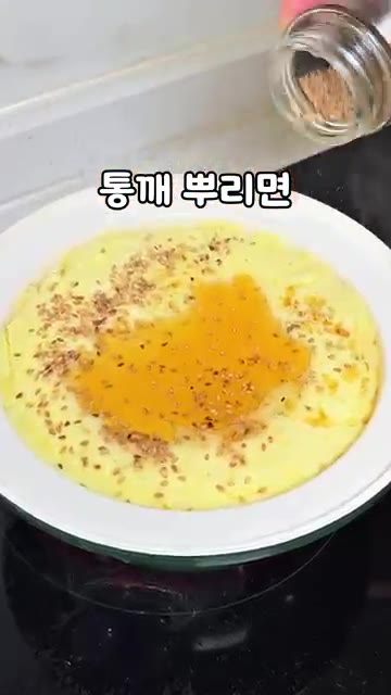 참기름을 두르고 통깨를 뿌리면 완성입니다. — 차예련 계란찜 레시피