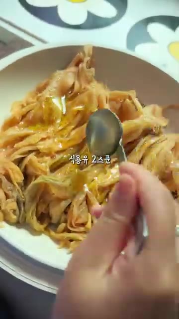 묵은지를 먹기 좋은 크기로 찢어 냄비에 담는다. — 이맘때 꼭 먹어줘야 하는 들기름 묵은지 지짐 레시피!