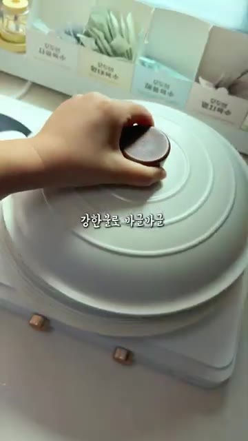 식용유 2큰술과 다진 마늘 1큰술을 넣고 묵은지를 조물조물 버무린다. — 이맘때 꼭 먹어줘야 하는 들기름 묵은지 지짐 레시피!