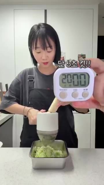 무선 충전식으로 선 없이 편리하게 사용할 수 있습니다. — 푸드시터 무선 멀티슬라이서 활용법