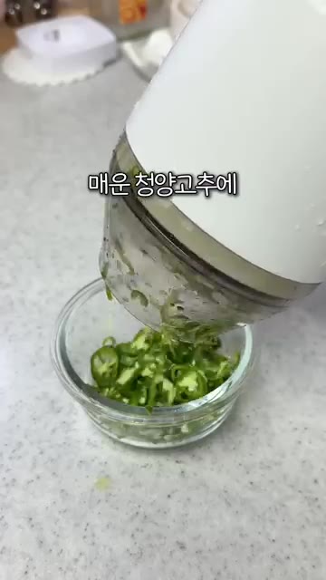 작고 가벼워 한 손으로 사용하기 좋습니다. — 푸드시터 무선 멀티슬라이서 활용법