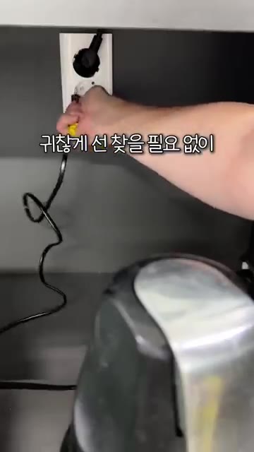 세제 한 방울을 넣고 돌리면 간편하게 세척됩니다. — 푸드시터 무선 멀티슬라이서 활용법