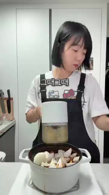 날만 바꿔주면 거품기 기능으로 계란물을 부드럽게 만들어줍니다. — 푸드시터 무선 멀티슬라이서 활용법