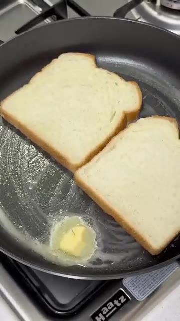 약불로 달군 팬에 버터 한 조각을 녹이고 식빵을 올려 앞뒤로 노릇하… — 식빵 햄 치즈로 만드는 초간단 토스트