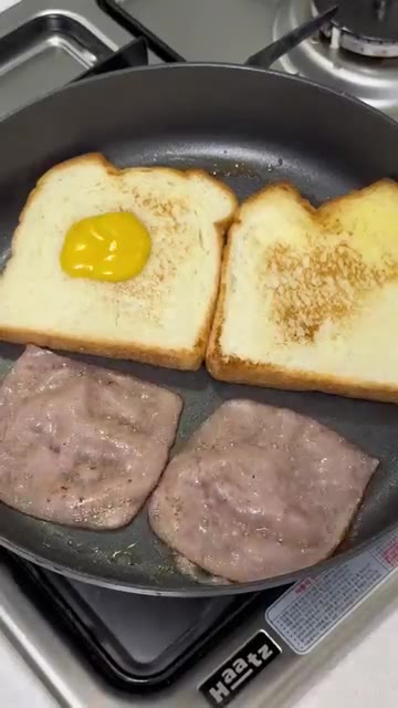 한쪽 식빵에는 머스터드 소스 1T를, 다른 한쪽 식빵에는 케첩 1T… — 식빵 햄 치즈로 만드는 초간단 토스트