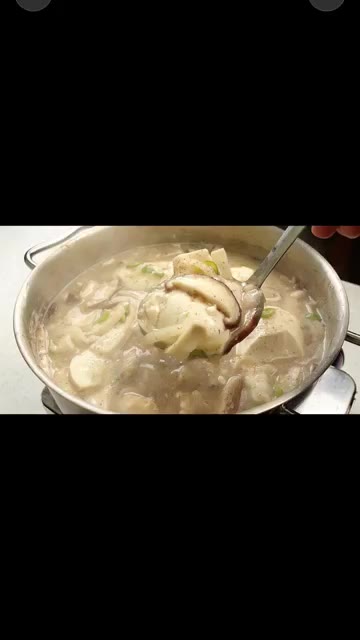 육수에 다진 마늘을 넣고 끓입니다. — 들깨 버섯 순두부탕