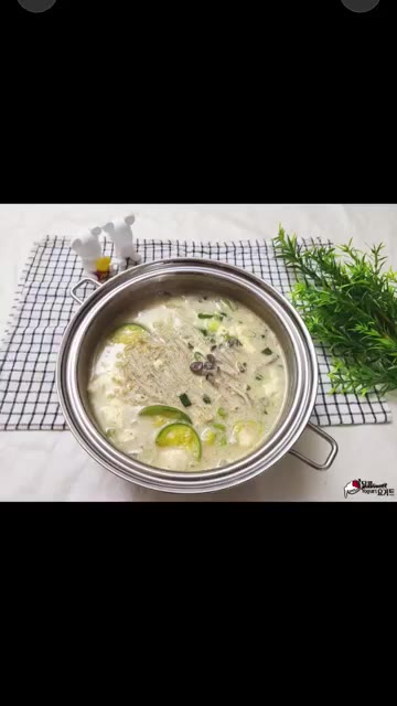 순두부를 넣고 끓이다가 버섯과 들깨가루를 넣어주세요. — 들깨 버섯 순두부탕