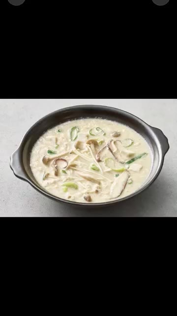마지막으로 계란과 대파를 넣고 한소끔 더 끓여주면 완성입니다. — 들깨 버섯 순두부탕